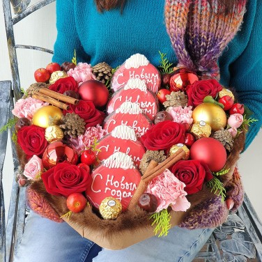 Большая композиция с цветами, новогодним декором и песочным печеньем