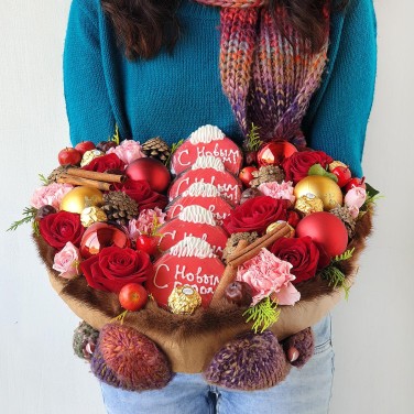 Большая композиция с цветами, новогодним декором и песочным печеньем