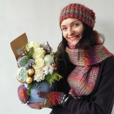 Композиция с печеньем, чаем, розами и хвоей Зимний вечер