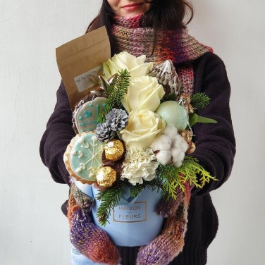 Композиция с печеньем, чаем, розами и хвоей Зимний вечер