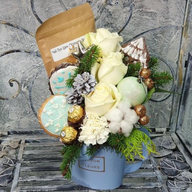 Композиция с печеньем, чаем, розами и хвоей Зимний вечер