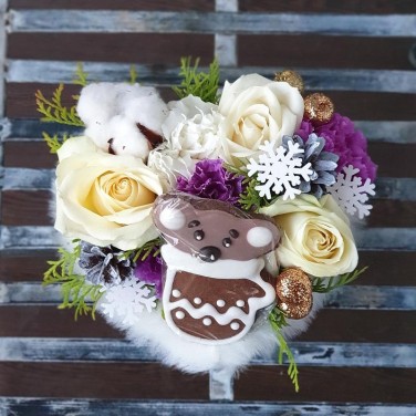 Новогодняя композиция из роз, хвои, снежинок и печенья