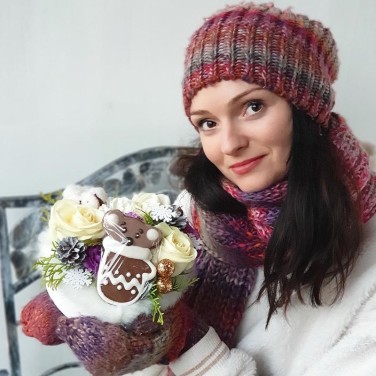 Новогодняя композиция из роз, хвои, снежинок и печенья