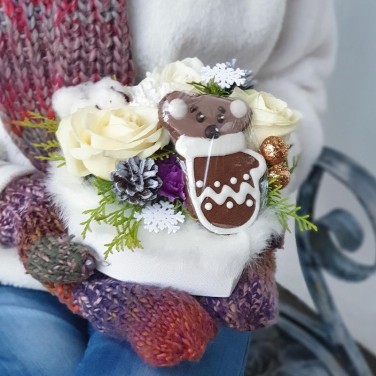 Новогодняя композиция из роз, хвои, снежинок и печенья