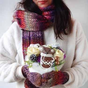 Новогодняя композиция из роз, хвои, снежинок и печенья