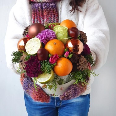 Новогодняя композиция из роз, фруктов Морозное утро