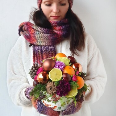 Новогодняя композиция из роз, фруктов Морозное утро