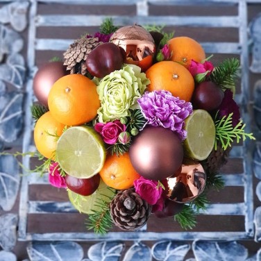 Новогодняя композиция из роз, фруктов Морозное утро