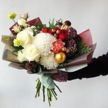 Букет из роз, хризантем, лизиантуса Зимний праздник