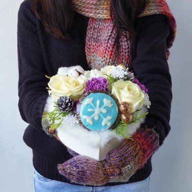 Рождественская композиция из роз, хвои и хлопка