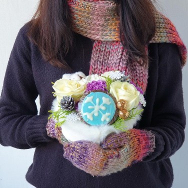 Рождественская композиция из роз, хвои и хлопка