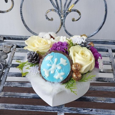 Рождественская композиция из роз, хвои и хлопка