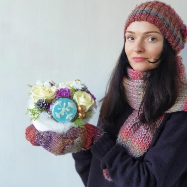 Рождественская композиция из роз, хвои и хлопка