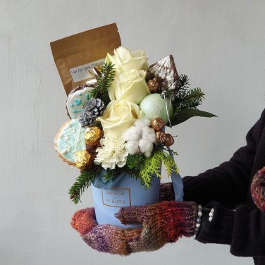 Композиция с печеньем, чаем, розами и хвоей Зимний вечер