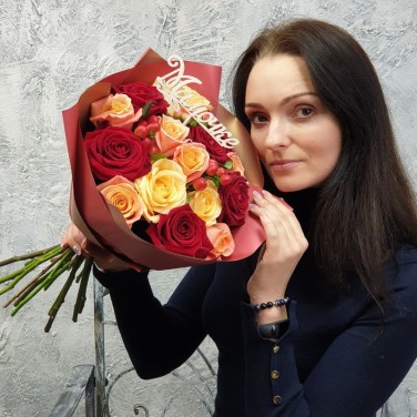 Авторский букетик из разноцветных роз и гиперикума Лучшей Мамочке