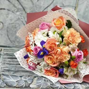 Авторский букет из роз, ирисов, хризантемы Любимой Мамочке