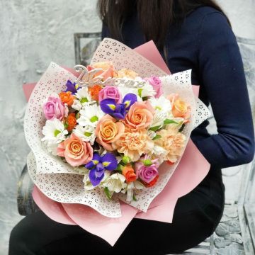 Авторский букет из роз, ирисов, хризантемы Любимой Мамочке