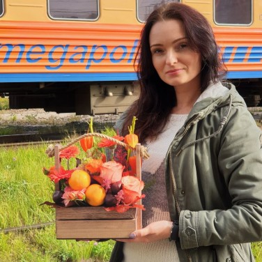 Яркий ящик с мандаринами и розами