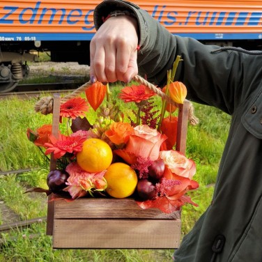 Яркий ящик с мандаринами и розами