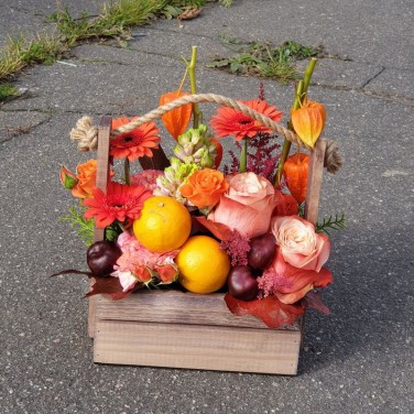 Яркий ящик с мандаринами и розами