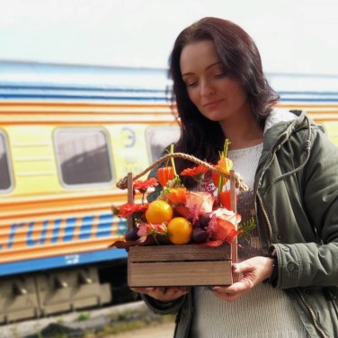 Яркий ящик с мандаринами и розами