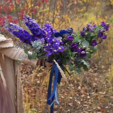 Большой фиолетовый букет из садовых цветов