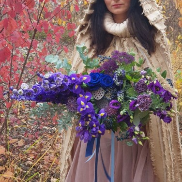 Большой фиолетовый букет из садовых цветов