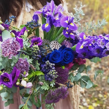 Большой фиолетовый букет из садовых цветов