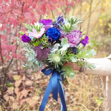 Сиреневый букет из гиацинтов и стабилизированной розы