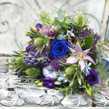 Сиреневый букет из гиацинтов и стабилизированной розы