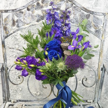 Большой вертикальный букет из дельфиниума и трахелиума