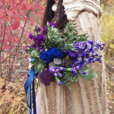 Большой вертикальный букет из дельфиниума и трахелиума