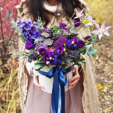 Шляпная коробка с дельфиниумом и клематисом