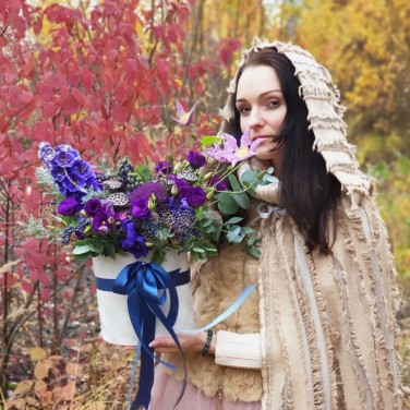 Шляпная коробка с дельфиниумом и клематисом