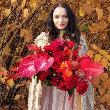 Красный букет из антуриума и георгин