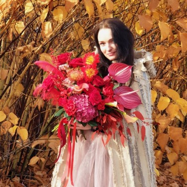 Красная шляпная коробка с огненными цветами