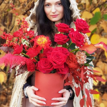 Красная шляпная коробка с огненными цветами