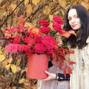 Красная шляпная коробка с огненными цветами