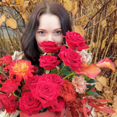 Красная шляпная коробка с огненными цветами