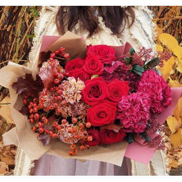 Яркий букет из красных роз, гортензии и шиповника