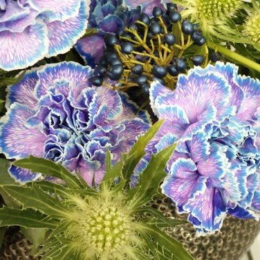 Необычная композиция из голубых гвоздик для руководителя