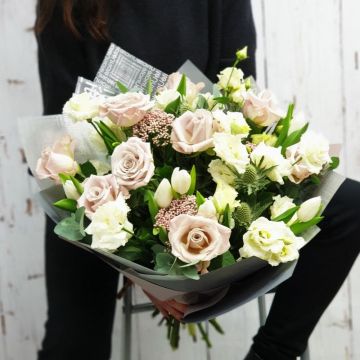 Прекрасный букет с розами и лизиантусом
