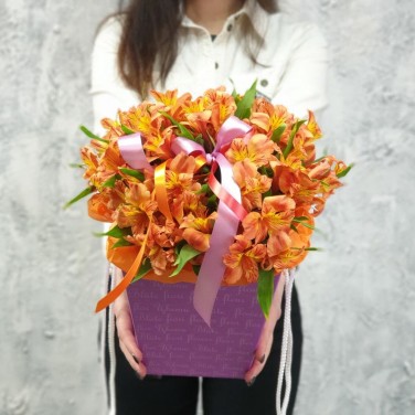 Яркие оранжевые альстромерии в коробке