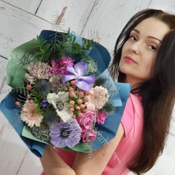 Интересный букетик с орхидеей Вандой, розами, мини герберами