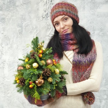 Новогодняя наряженная ёлочка из шаров и конфет в железном кашпо