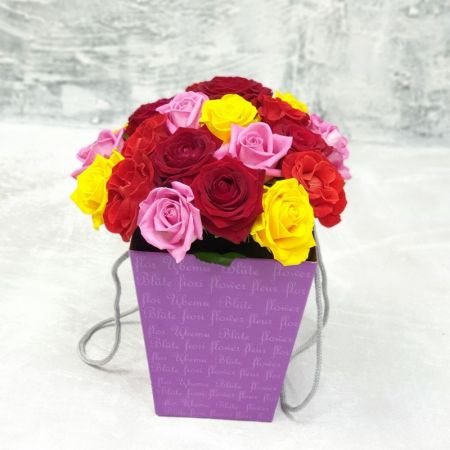 Милая коробочка из разноцветных ароматных роз