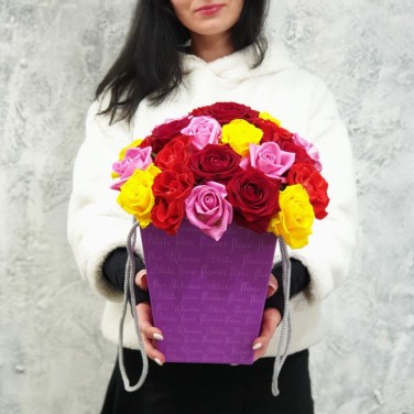 Милая коробочка из разноцветных ароматных роз