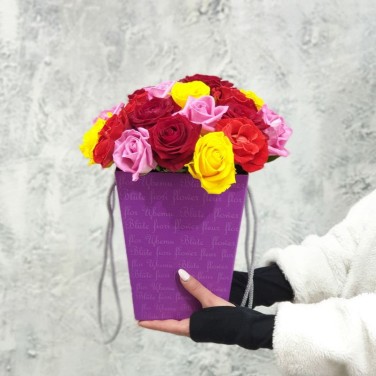 Милая коробочка из разноцветных ароматных роз