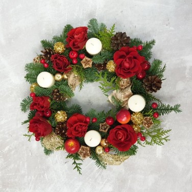 Новогодний венок из нобилиса, шаров, красных роз и свечей