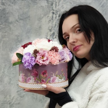 Композиция в шляпной коробке из роз, хлопка, лунной гвоздики Помпончик